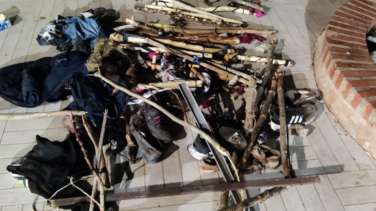 Palos, garfios y barras utilizados en el intento de salto en Melilla.