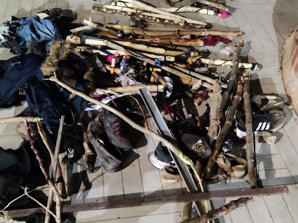 Palos, garfios y barras utilizados en el intento de salto en Melilla.